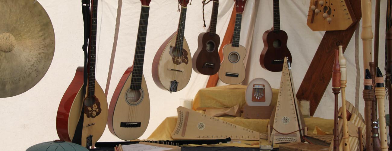 Saiteninstrumente aus vielen Kulturen (Bild für) Saiteninstrumente aus vielen Kulturen